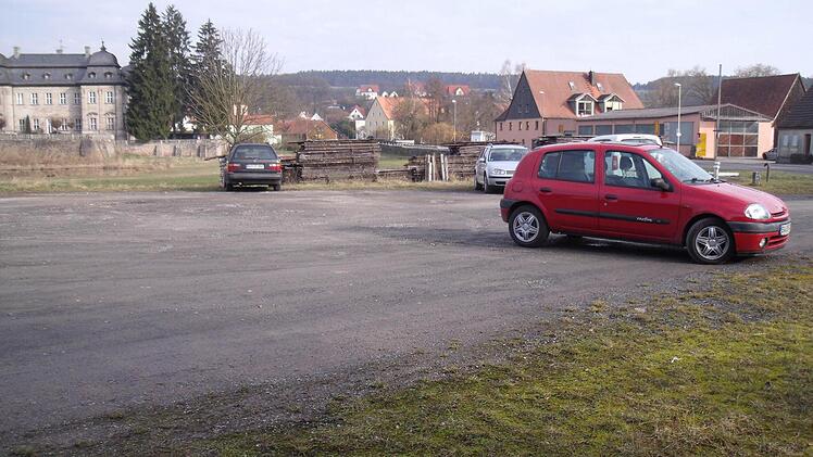 Derzeit dient der Platz auch zum 'arken. Was mit dem Grünbereich geschehen soll, ist auch (wieder) zum Thema geworden. Foto: Anette Schreiber