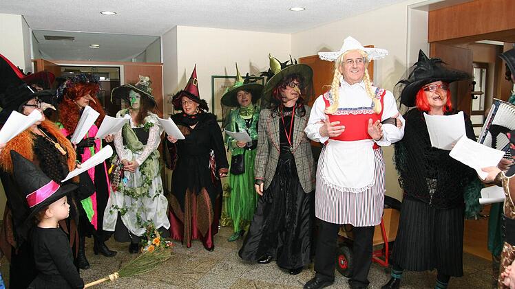 Vor drei Wochen stürmten die Narren das Hirschaider Rathaus. Jetzt ist der Weg frei für den neuen Gemeinderat. Foto: wb