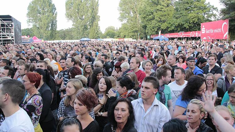 Xavier Naidoo machte seine Fans am Samstag im Forchheimer Jahnstadion glücklich. Foto: Josef Hofbauer