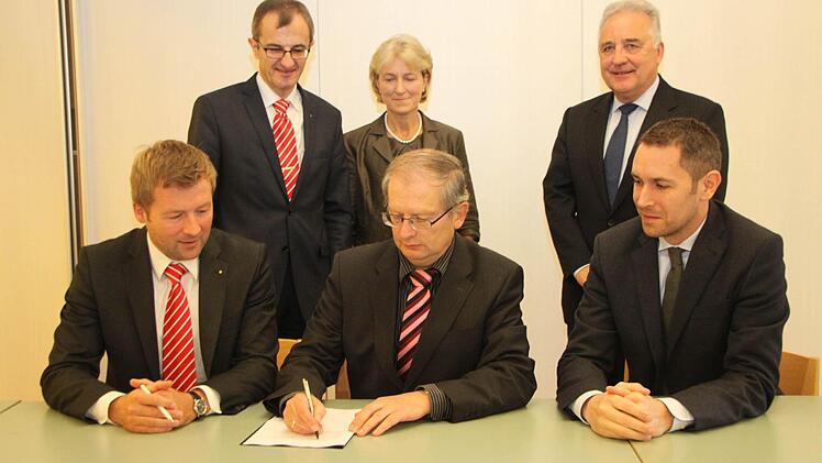 Der Vertrag wurde unterzeichnet: (sitzend, von links) der Sparkassen-Stiftungsbeauftragte Andreas Schröer, Hans Hager und Martin Bernreuther vom Stiftungsrat sowie (hinten, von links) Sparkassen-Vorstand Harry Weiß, Irmgard Hoffmann von der Diakoniestation und Stiftungsratsmitglied Norbert Lawatsch. Foto: Alexander Hartmann