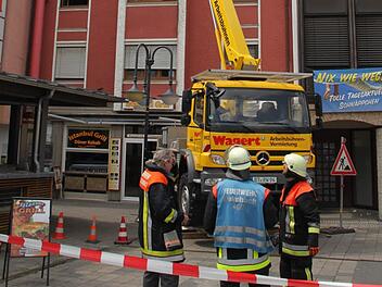 Die Unglücksstelle wird abgesperrt.