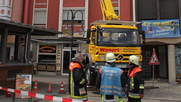 Die Unglücksstelle wird abgesperrt.