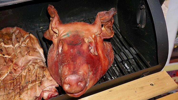 Speziell gewürztes Spanferkel aus dem Ofen von Catering-Koch Marcus Beran. Foto: Gerd Schaar