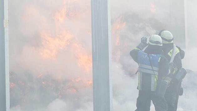 Eine Maschinenhalle in N&uuml;rnberg brennt am Samstag, den 7. Mai 2016. Foto: News5/Weier