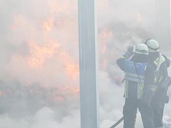 Eine Maschinenhalle in N&uuml;rnberg brennt am Samstag, den 7. Mai 2016. Foto: News5/Weier