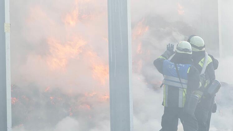 Eine Maschinenhalle in N&uuml;rnberg brennt am Samstag, den 7. Mai 2016. Foto: News5/Weier