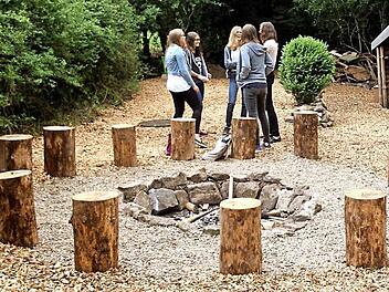Blick in die idyllisch gelegene Freizeitanlage, die die jungen Sänger geschaffen haben Fotos: Günther Geiling