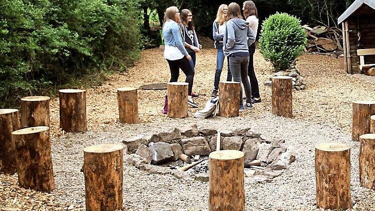 Blick in die idyllisch gelegene Freizeitanlage, die die jungen Sänger geschaffen haben Fotos: Günther Geiling