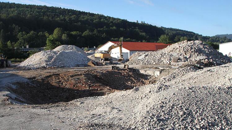 Nach dem Abriss der ehemaligen Textilfabrik Ferkinghoff liegt die Baustelle an der Kissinger Straße verhältnismäßig ruhig da. Foto: Ulrike Müller