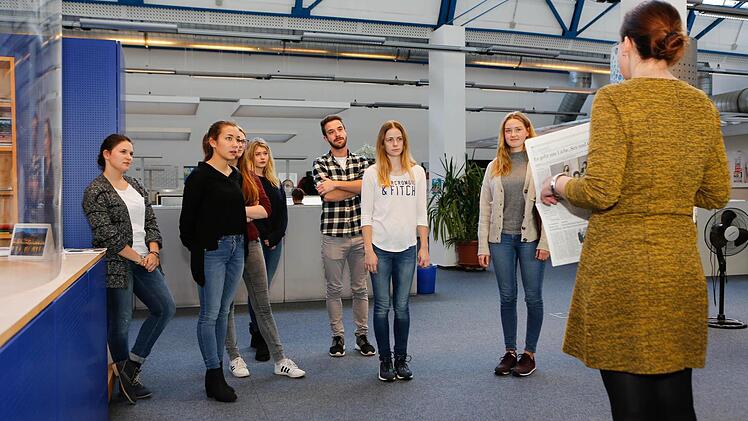 In der Zentralredaktion erfuhren die Kursteilnehmer viel über die verschiedenen Tätigkeiten in einem Medienhaus. Foto: Matthias Hoch