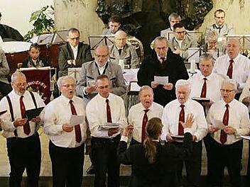 Der Männergesangverein Wartenfels/Schwand mit Alexander Thern, der auch die Chorgemeinschaft Wartenfels-Presseck in dieser musikalischen Andacht leitete. Foto: Klaus Klaschka