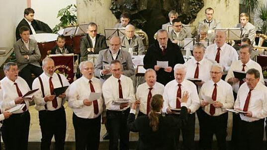 Der Männergesangverein Wartenfels/Schwand mit Alexander Thern, der auch die Chorgemeinschaft Wartenfels-Presseck in dieser musikalischen Andacht leitete. Foto: Klaus Klaschka