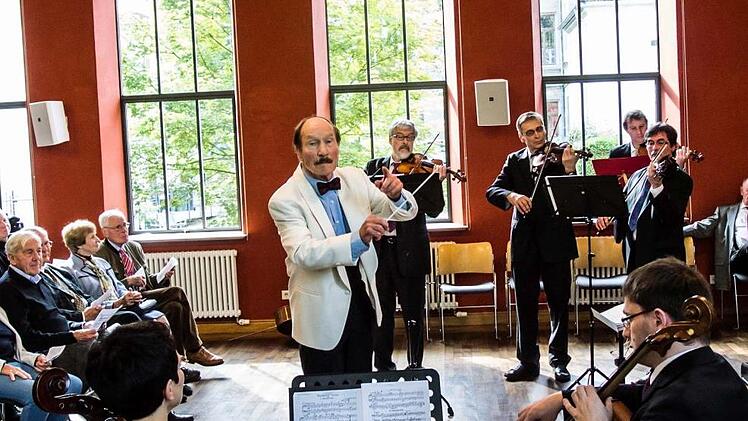 Der in Coburg aufgewachsene Cellist gestaltete ein Konzert zu seinem 80. Geburtstag im Haus Contakt. Dabei trat er als Solist gemeinsam mit dem Pianisten Hans-Dieter Bauer auf und dirigierte zudem das Collegium musicum, dessen Gründungsmitglied er 1953 war. Foto: Jochen Berger