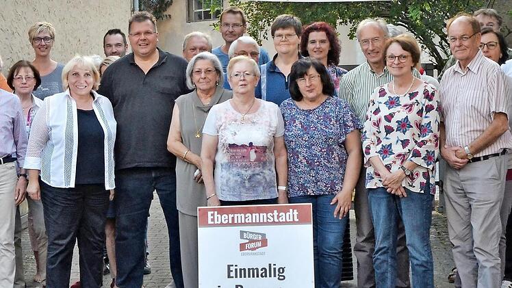 Das B&uuml;rgerforum feierte die Abschaffung der Stra&szlig;enausbaubeitragssatzung. Foto: privat