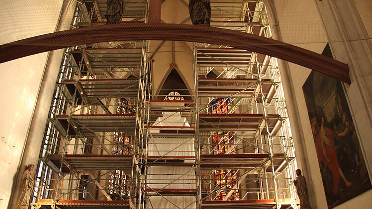 Der Altarraum der Stadtpfarrkirche  ist eingerüstet.Heke Beudert