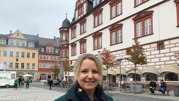 Tanja Stephan (45) aus Cortendorf: "Ich war schon seit meinen Jugendjahren jedes Jahr auf dem Weihnachtsmarkt. Die Atmosph&auml;re ist wundersch&ouml;n und man trifft immer Leute, die man kennt. Ich freue mich deshalb sehr, ihn dieses Jahr wieder erleben zu d&uuml;rfen. Ich habe mich  auch unter dem Aspekt impfen lassen, eben solche Veranstaltungen wieder besuchen zu k&ouml;nnen. Aber ich f&uuml;hle mich sehr sicher, zumal man ja auch im Freien ist. Aber am Sichersten sind eigentlich die Getesteten. Da kann man mit d...