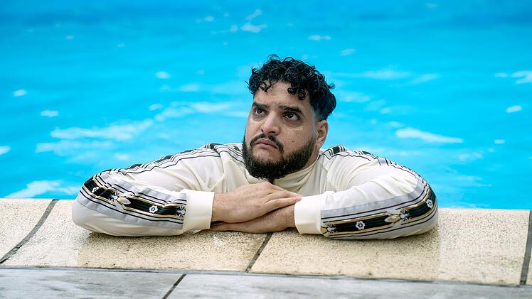 Karim Saidi (Yasin El Harrouk), Sohn eines Drogenbosses, der in Haft sitzt, macht neben der Rap-Karriere auf seine eigene Art Gesch&auml;fte.