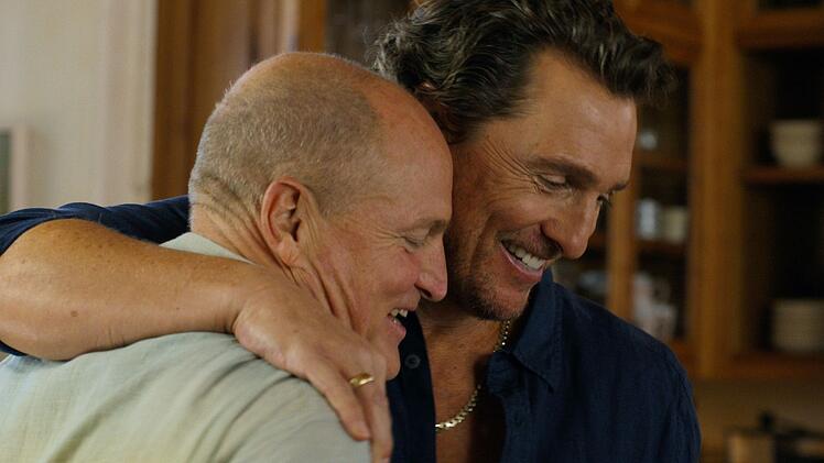 Woody Harrelson (links) und Matthew McConaughey machen sich &uuml;ber das Ger&uuml;cht, sie seien Br&uuml;der, und mehr noch &uuml;ber sich selbst lustig.
