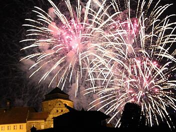 Der Himmel über der Festung Rosenberg wurde zum Lichtermeer. Fotos: Corinna Igler/Marco Meißner