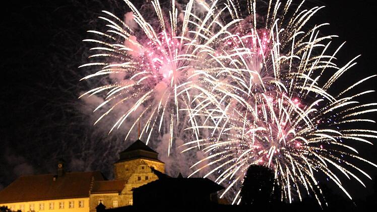 Der Himmel über der Festung Rosenberg wurde zum Lichtermeer. Fotos: Corinna Igler/Marco Meißner