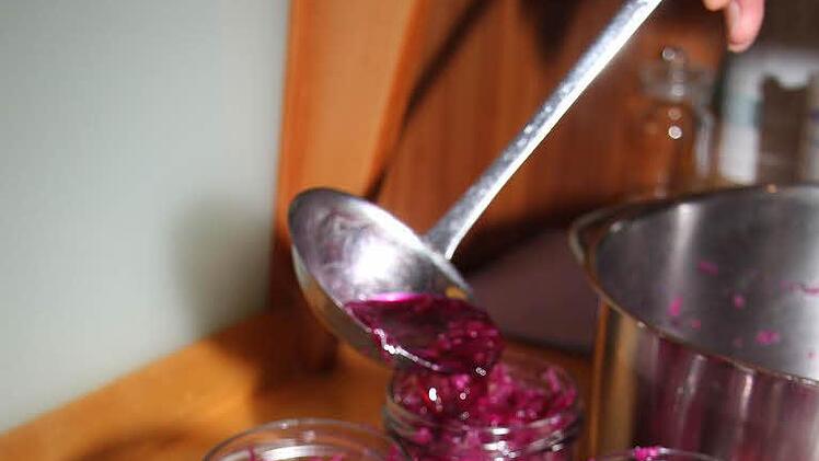 Das Kraut in die sauberen Gläser füllen. Ruhig ein bisschen drücken.