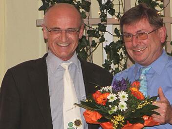 Das neue Führungsduo Wilhelm Schneider und Peter Kirchner (von links). Peter Kirchner hatte dem neuen Vorsitzenden Schneider die passende Krawatte verpasst.   Fotos: Günther Geiling