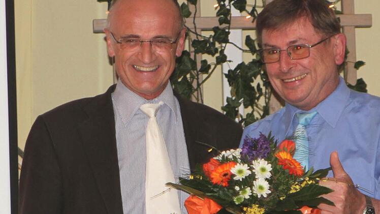 Das neue Führungsduo Wilhelm Schneider und Peter Kirchner (von links). Peter Kirchner hatte dem neuen Vorsitzenden Schneider die passende Krawatte verpasst.   Fotos: Günther Geiling