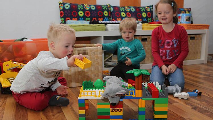 Spielzeit: Tim (links) mit Bruder Max (Mitte) und Schwester Luisa. Foto: Matthias Hoch