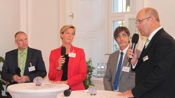 Diskussionsrunde: Claus Huttner vom IT-Cluster Oberfranken, Moderatorin Anja-Maria Meister, HWK-Hauptgeschäftsführer Thomas Zimmer und IHK-Präsident Heribert Trunk.