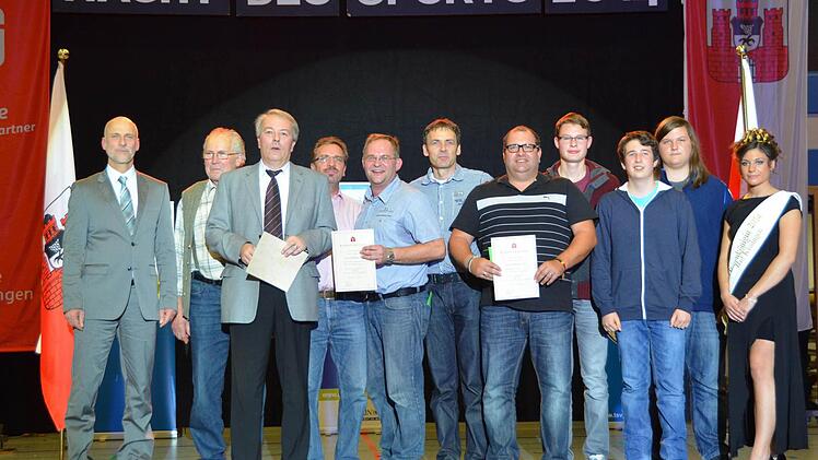 Oberbürgermeister Kay Blankenburg (links) ehrte die Sportler, rechts Rosenkönigin Aileen Kempf.