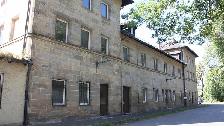 Die Rückseite des Hochstadter Bahnhofsgebäudes. Es seiht verlassen aus. Foto: Popp