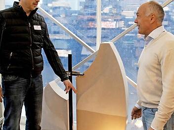 Holger Eidloth (links) und Michael Weber (rechts) zeigen eines ihrer neuen Grabmäler aus Sandstein.