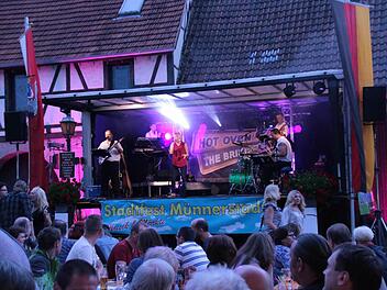 Die Band "Hot Oven and The Briketts" eröffnete am Freitagabend das Münnerstädter Stadtfest. Foto: Heike Beudert