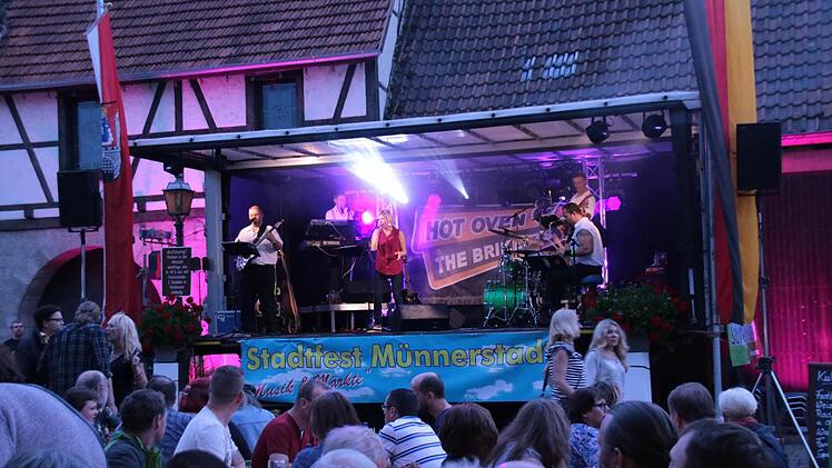 Die Band "Hot Oven and The Briketts" eröffnete am Freitagabend das Münnerstädter Stadtfest. Foto: Heike Beudert