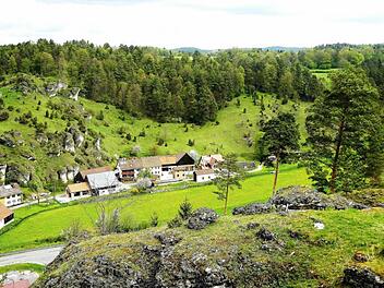 Blick in das idyllische Ailsbachtal: Die Landwirtschaft hat hier auch die Landschaft geprägt.  Foto: Paul Pöhlmann