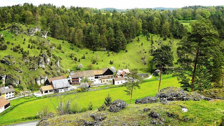 Blick in das idyllische Ailsbachtal: Die Landwirtschaft hat hier auch die Landschaft geprägt.  Foto: Paul Pöhlmann