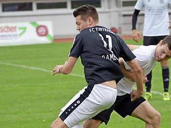 Der Lichtenfelser Trainer Alexander Grau muss im Spiel gegen Abtswind auf den erkrankten Lukas Dietz (r., hier im Spiel gegen den FC Eintracht Bamberg) verzichten.  Foto: G. Czepera