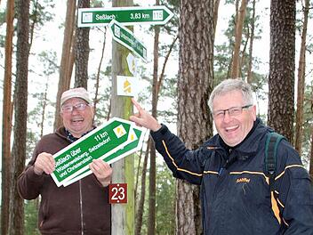 Die Wanderwege rund um Seßlach sind dank Hendrik Dressel (rechts) und Bernd Fischer nicht nur gut in Form - sie sind jetzt auch leichter zu erkennen. Die beiden ehrenamtlichen Wegewarte haben auf 70 Kilometern in den letzten Monaten 450 Schilder angebracht. Pünktlich zum Start der Wandersaison sind sie fertig geworden. Foto: Bettina Knauth
