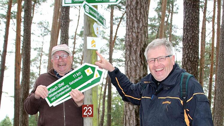 Die Wanderwege rund um Seßlach sind dank Hendrik Dressel (rechts) und Bernd Fischer nicht nur gut in Form - sie sind jetzt auch leichter zu erkennen. Die beiden ehrenamtlichen Wegewarte haben auf 70 Kilometern in den letzten Monaten 450 Schilder angebracht. Pünktlich zum Start der Wandersaison sind sie fertig geworden. Foto: Bettina Knauth