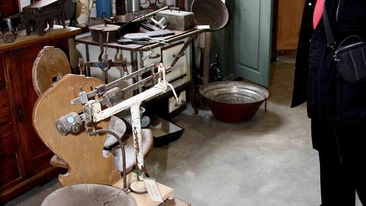 Günter Rath, 1 Vorsitzender des Heimatvereins präsentiert die Sonderausstellung. Foto: Richard Sänger