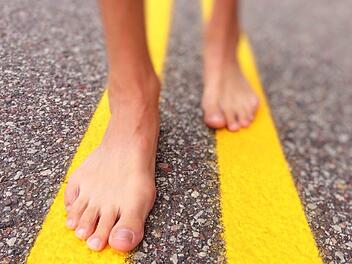 Ein 31-J&auml;hriger ist am Mittwoch (27. Juni 2018) ein Mann (31) nackt durch Neus&auml;&szlig; in der N&auml;he von Augsburg gelaufen. Er hat nun mehrere Ermittlungsverfahren am Hals. Symbolbild: pixabay.com / Wokandpix