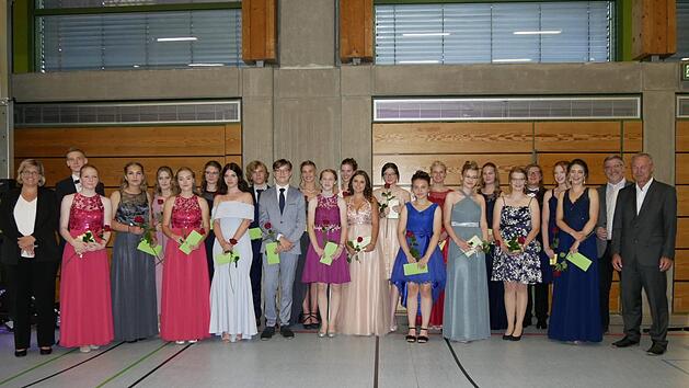 Insgesamt 22 Mal gab es eine Eins vor dem Komma. Schulleiterin Sabine Hoffrichter (links ) und Oberb&uuml;rgermeister Frank Rebahn freuten sich mit den jungen Menschen f&uuml;r ihre hervorragenden Leistungen.  Foto: Manja von Nida