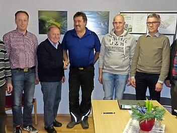 Per Handschlag übergab Horst Bittermann (Dritter von links) die Aufgabe des Ersten Obmannes der Guttenberger Feldgeschworenen an Harald Will (rechts daneben). Weiter im Bild (von links) Bürgermeister Eugen Hain, Matthias Müller, Thomas Kraß, Matthias Hahn und der stellvertretende Obmann Robert Hain. Foto: Klaus-Peter Wulf