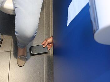 Ein Spanner filmte eine 28-Jährige auf einer öffentlichen Toilette in Nürnberg. Die Reaktion der Frau war genau richtig. Symbolfoto: Jürgen Gärtner