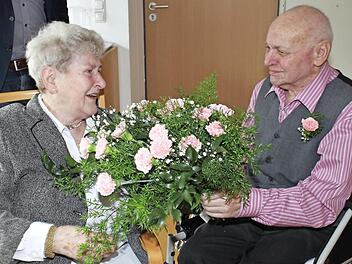 Zur diamantenen Hochzeit gab es rosafarbene Nelken. Foto: Evi Seeger