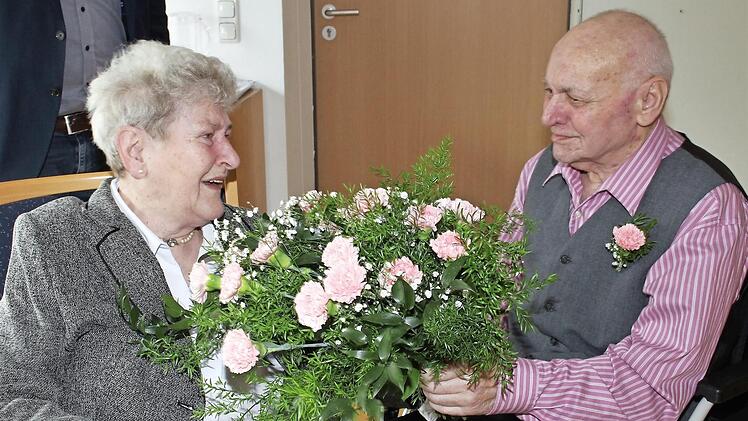 Zur diamantenen Hochzeit gab es rosafarbene Nelken. Foto: Evi Seeger