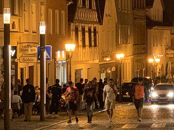 Leute, die auf der Straße laufen und die Autos nicht durchlassen, Menschen, die sich im Freien treffen, ohne dabei auf Abstand zu achten, sind am Ende der Oberen Stadt eher anzutreffen. Foto: Sonny Adam