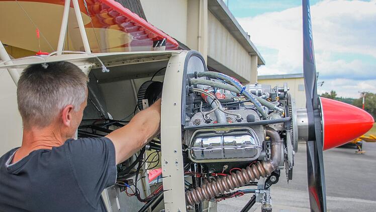 Josef Badum organisiert am Flugplatz Rundfl&uuml;ge f&uuml;r Kinder und Menschen mit Behinderung.