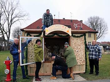 Dieter Hofmann, Katrin Engel, Manfred Gesslein, Stefan Zimmermann, Barbara Lauterbach und Ulrich Rampel (von links) von der Dorfgemeinschaft Hassenberg haben eine Krippe an der alten Schule aufgebaut, die Spazierg&auml;nger auf Weihnachten einstimmen soll. Foto: Alexandra Kemnitzer