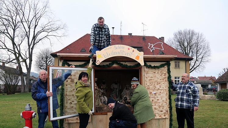 Dieter Hofmann, Katrin Engel, Manfred Gesslein, Stefan Zimmermann, Barbara Lauterbach und Ulrich Rampel (von links) von der Dorfgemeinschaft Hassenberg haben eine Krippe an der alten Schule aufgebaut, die Spazierg&auml;nger auf Weihnachten einstimmen soll. Foto: Alexandra Kemnitzer